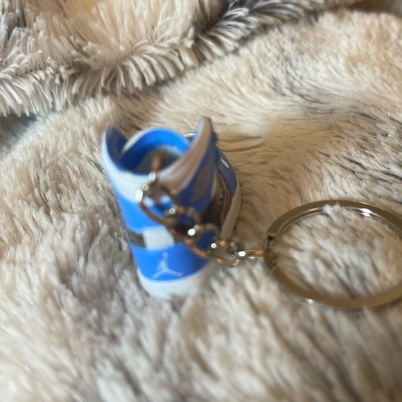 Air Jordan I Mid “Last Shot” Keychain - Picture 8 of 9
